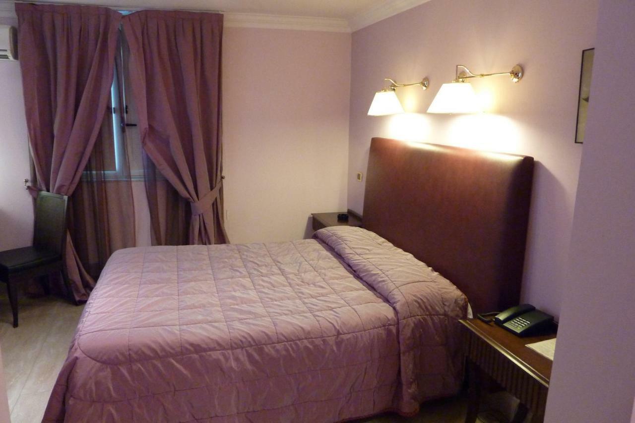 Double Room with Spa Bath,752307911:JPEG